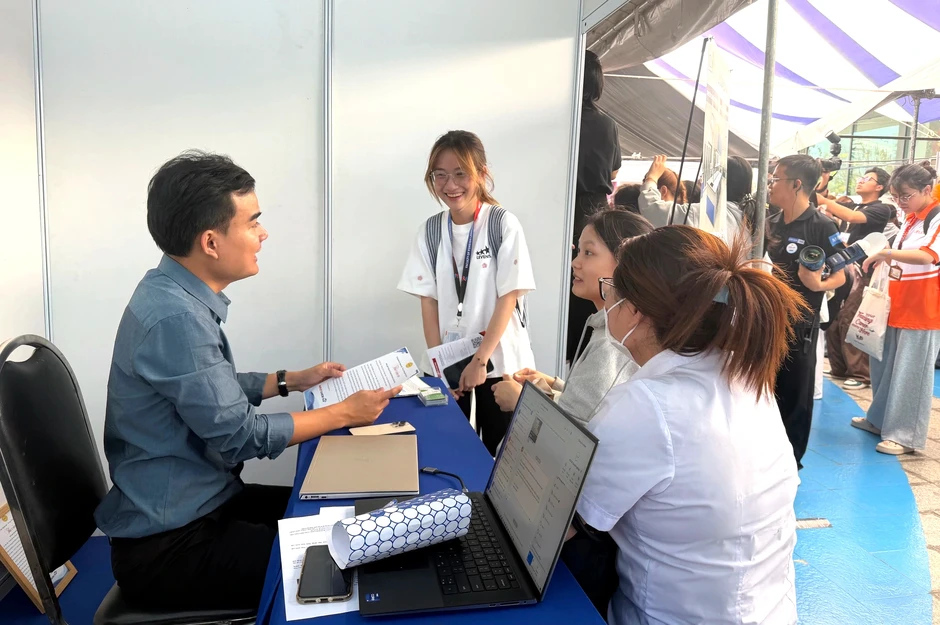 Vì sao AI bùng nổ, doanh nghiệp vẫn tuyển dụng ngày càng nhiều? Vì sao AI bùng nổ, doanh nghiệp vẫn tuyển dụng ngày càng nhiều?