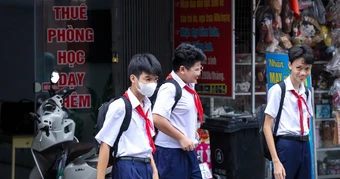Vì sao dạy thêm trong nhà trường giảm nhưng chi phí học thêm tăng?