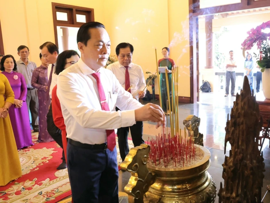 Vĩnh Long tổ chức lễ khai bút đầu xuân tại Khu tưởng niệm Thủ tướng Võ Văn Kiệt Vĩnh Long tổ chức lễ khai bút đầu xuân tại Khu tưởng niệm Thủ tướng Võ Văn Kiệt