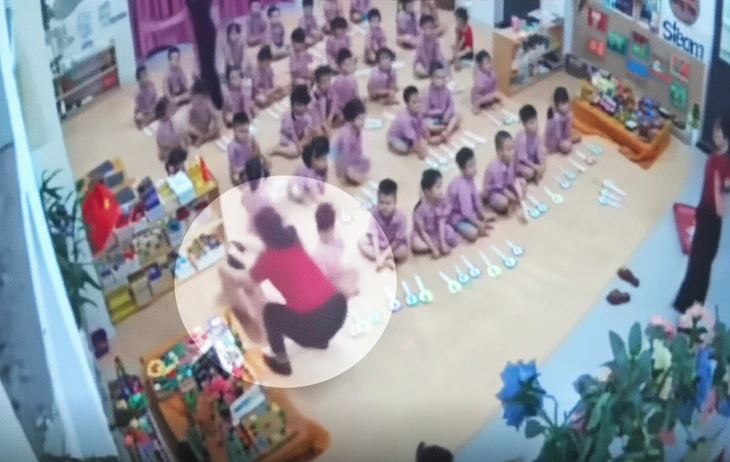 Vụ cháu bé 4 tuổi nghi bị ‘tác động’ vào đầu: Cô giáo giải thích, xin lỗi gia đình Vụ cháu bé 4 tuổi nghi bị ‘tác động’ vào đầu: Cô giáo giải thích, xin lỗi gia đình