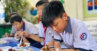 Vụ gần 200 học sinh nghi ngộ độc: Nhà trường mở lại bán trú
