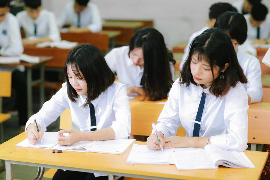 Vụ học sinh lớp 7 kéo tóc cô giáo, ghìm đầu xuống đất: Bộ GD-ĐT chỉ đạo nóng