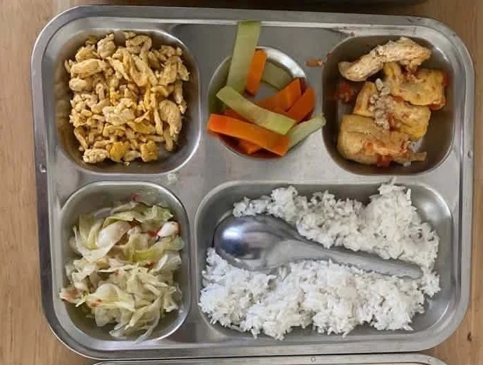 Vụ phụ huynh phản ánh món gà "rất lạ": Đổi nhà cung cấp Vụ phụ huynh phản ánh món gà "rất lạ": Đổi nhà cung cấp