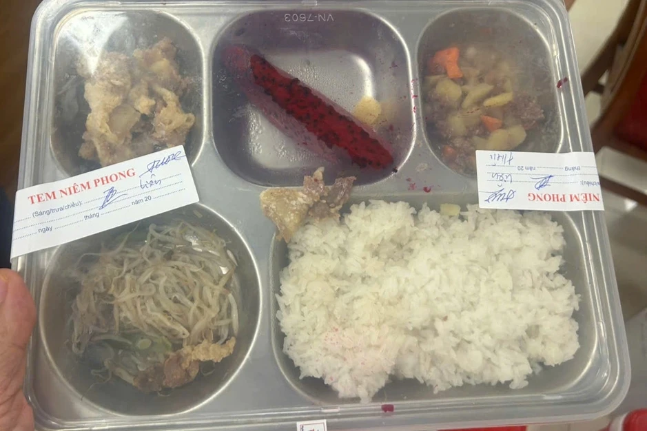 Vụ suất ăn toàn "tóp mỡ": Dừng hợp đồng với đơn vị cung cấp Vụ suất ăn toàn "tóp mỡ": Dừng hợp đồng với đơn vị cung cấp