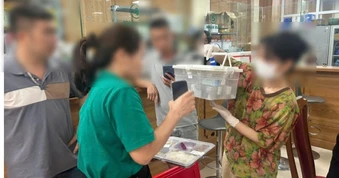 Vụ suất ăn toàn "tóp mỡ": Phụ huynh loay hoay đi kiểm nghiệm mẫu thức ăn