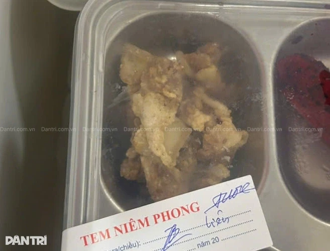 Vụ suất ăn toàn "tóp mỡ": Phụ huynh loay hoay đi kiểm nghiệm mẫu thức ăn Vụ suất ăn toàn "tóp mỡ": Phụ huynh loay hoay đi kiểm nghiệm mẫu thức ăn