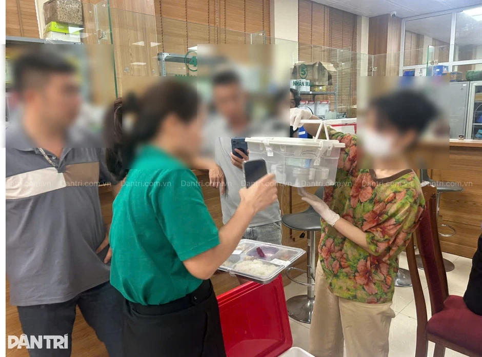 Vụ suất ăn toàn "tóp mỡ": Phụ huynh loay hoay đi kiểm nghiệm mẫu thức ăn Vụ suất ăn toàn "tóp mỡ": Phụ huynh loay hoay đi kiểm nghiệm mẫu thức ăn