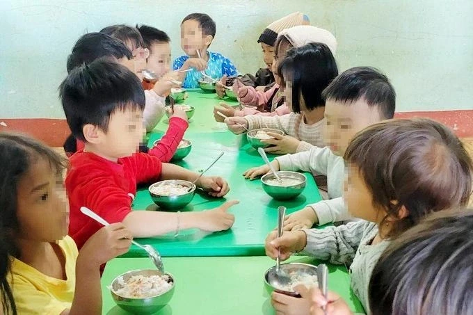Vụ tố “ăn chặn” suất ăn trẻ mầm non: Kiến nghị kiểm điểm hiệu trưởng