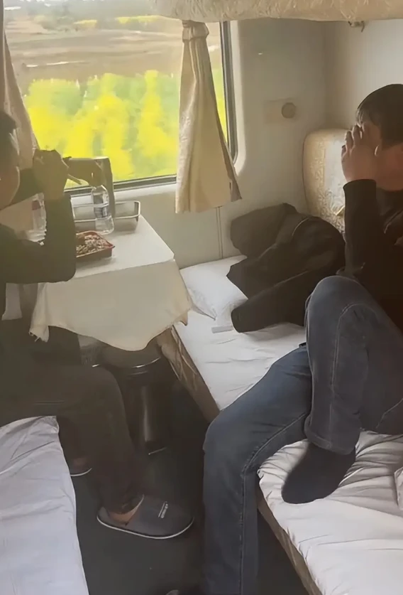 Vụ việc trên tàu hỏa khiến nhiều người ngán ngẩm: Sợ nhất kiểu "con nhà lính tính nhà quan"! Vụ việc trên tàu hỏa khiến nhiều người ngán ngẩm: Sợ nhất kiểu "con nhà lính tính nhà quan"!