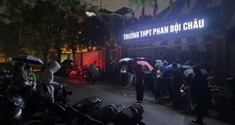 Vụ xếp hàng từ 1h sáng đặt chỗ vào lớp 10, Sở GD-ĐT chỉ rõ 2 điểm sai của trường