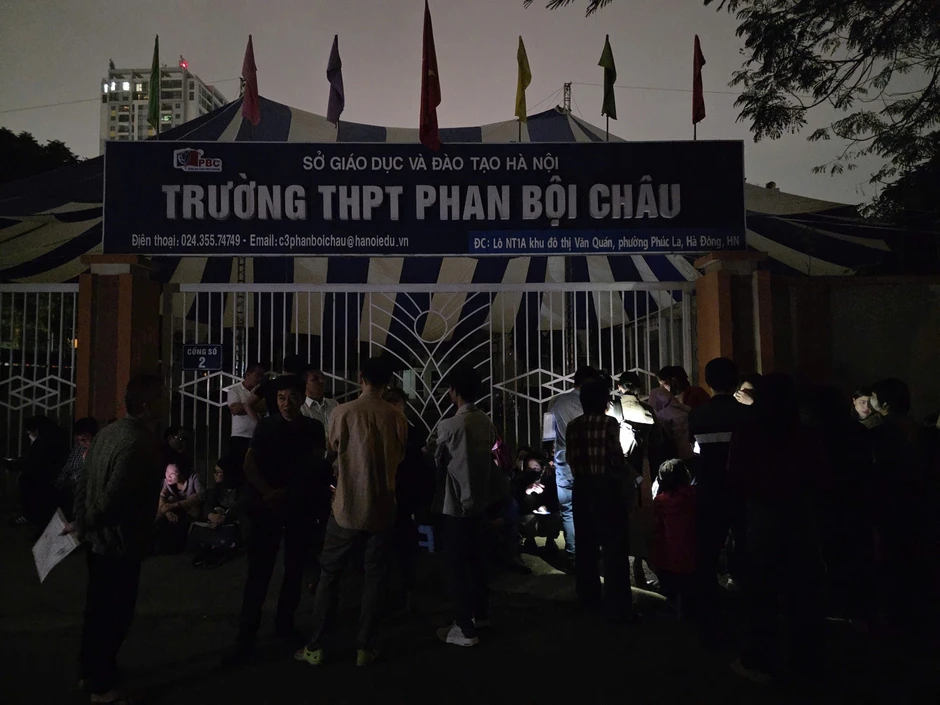 Vụ xếp hàng từ 1h sáng đặt chỗ vào lớp 10, Sở GD-ĐT chỉ rõ 2 điểm sai của trường Vụ xếp hàng từ 1h sáng đặt chỗ vào lớp 10, Sở GD-ĐT chỉ rõ 2 điểm sai của trường