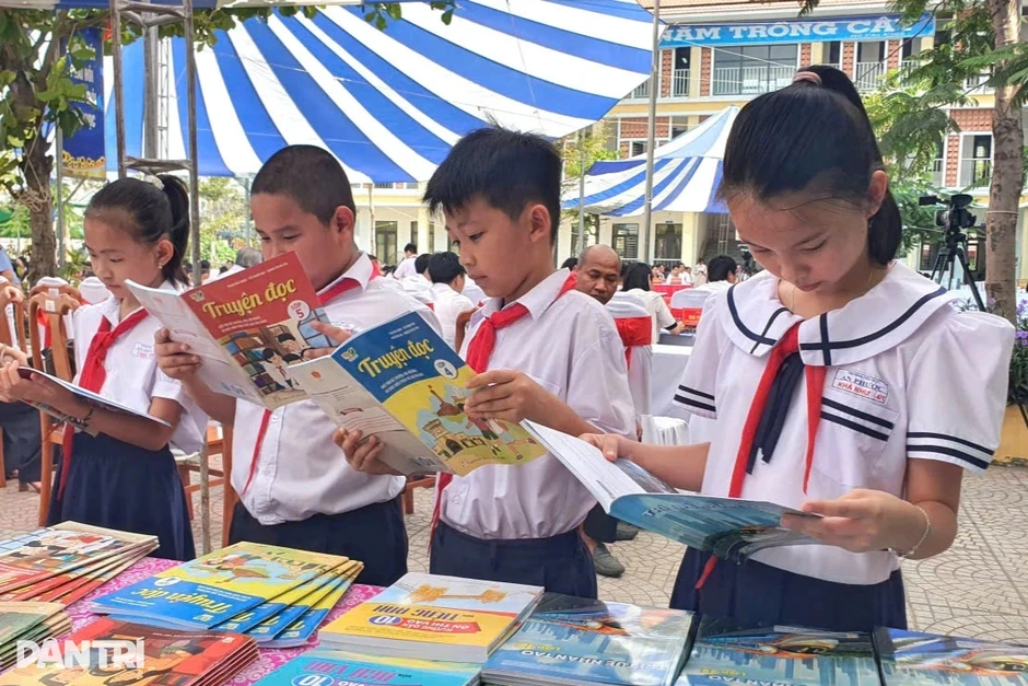 Xã đầu tiên trên cả nước cung cấp sách giáo khoa miễn phí cho học sinh Xã đầu tiên trên cả nước cung cấp sách giáo khoa miễn phí cho học sinh