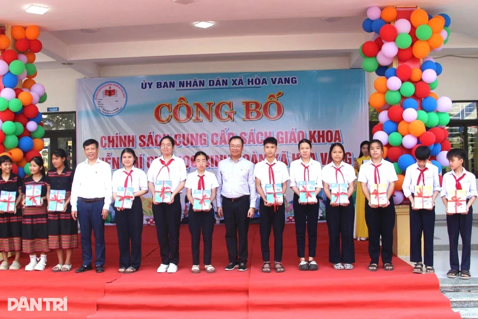Xã đầu tiên trên cả nước cung cấp sách giáo khoa miễn phí cho học sinh Xã đầu tiên trên cả nước cung cấp sách giáo khoa miễn phí cho học sinh