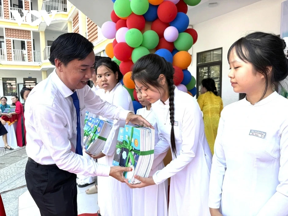 Xã đầu tiên trong cả nước cấp sách giáo khoa miễn phí cho học sinh