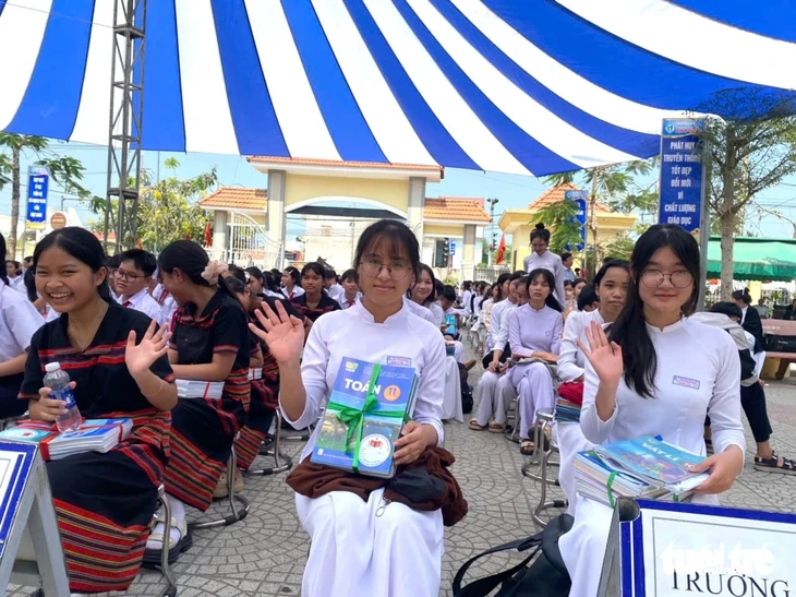 Xã đầu tiên trong cả nước cung cấp sách giáo khoa miễn phí cho học sinh Xã đầu tiên trong cả nước cung cấp sách giáo khoa miễn phí cho học sinh