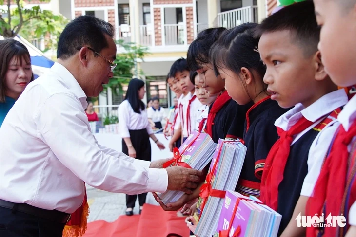 Xã đầu tiên trong cả nước cung cấp sách giáo khoa miễn phí cho học sinh Xã đầu tiên trong cả nước cung cấp sách giáo khoa miễn phí cho học sinh