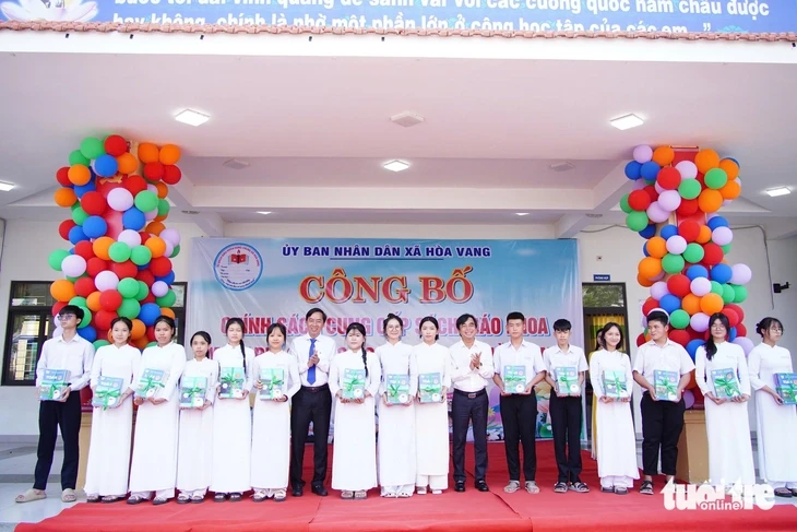 Xã đầu tiên trong cả nước cung cấp sách giáo khoa miễn phí cho học sinh Xã đầu tiên trong cả nước cung cấp sách giáo khoa miễn phí cho học sinh