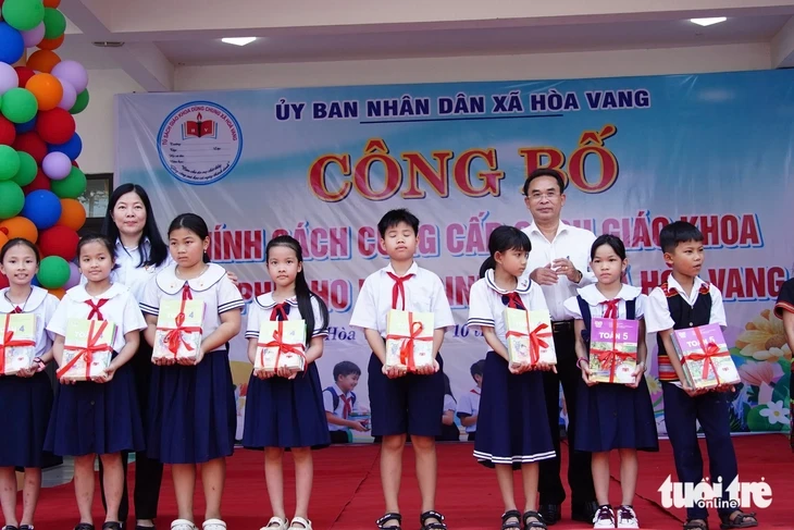 Xã đầu tiên trong cả nước cung cấp sách giáo khoa miễn phí cho học sinh Xã đầu tiên trong cả nước cung cấp sách giáo khoa miễn phí cho học sinh