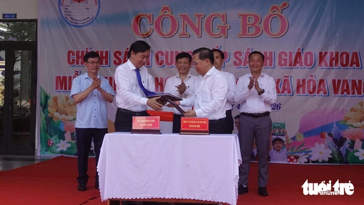 Xã đầu tiên trong cả nước cung cấp sách giáo khoa miễn phí cho học sinh Xã đầu tiên trong cả nước cung cấp sách giáo khoa miễn phí cho học sinh