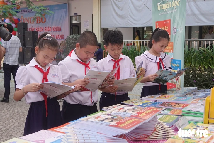 Xã đầu tiên trong cả nước cung cấp sách giáo khoa miễn phí cho học sinh Xã đầu tiên trong cả nước cung cấp sách giáo khoa miễn phí cho học sinh