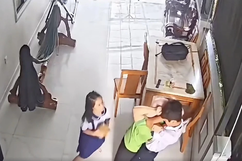 Xác minh đoạn video nam sinh lớp 7 đánh người thân Xác minh đoạn video nam sinh lớp 7 đánh người thân