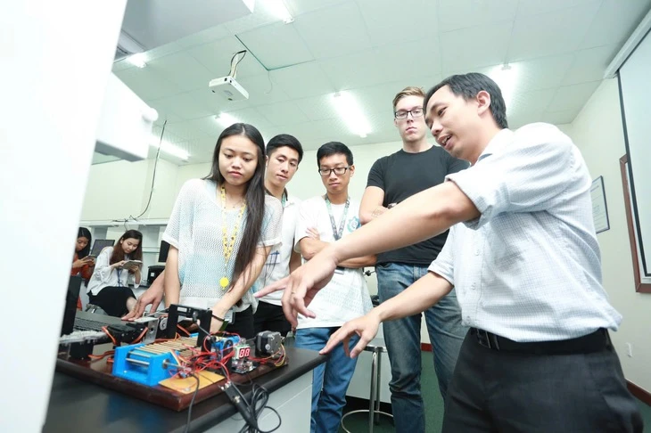 Xây dựng nguồn nhân lực chất lượng cao: Bắt đầu từ gia đình và nhà trường Xây dựng nguồn nhân lực chất lượng cao: Bắt đầu từ gia đình và nhà trường