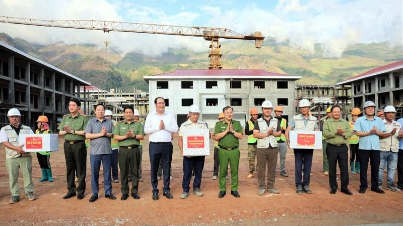 Xây trường nơi biên cương Tổ quốc