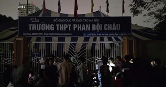 Xem xét xử phạt trường THPT để phụ huynh xếp hàng xuyên đêm ghi danh lớp 10