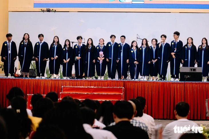 'Xin lỗi, cảm ơn nhiều người nhưng chưa từng nói với ba mẹ'