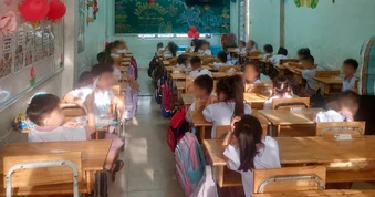 Xót con học phòng ngăn đôi chật chội, phụ huynh lo lắng, trường xử lý gấp