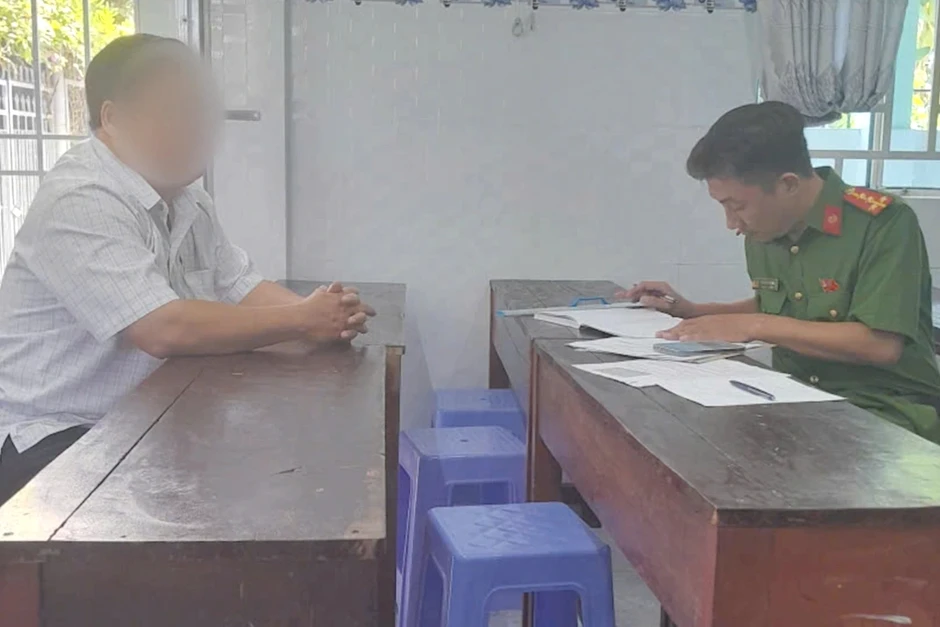 Xử phạt thầy giáo dạy thêm đánh nam sinh vì gỡ miếng chống trầy bàn ghế Xử phạt thầy giáo dạy thêm đánh nam sinh vì gỡ miếng chống trầy bàn ghế