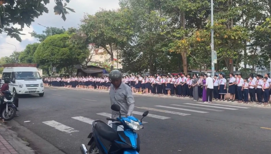 Xúc động hình ảnh hàng trăm học sinh tiễn biệt thầy giáo qua đời vì bạo bệnh Xúc động hình ảnh hàng trăm học sinh tiễn biệt thầy giáo qua đời vì bạo bệnh
