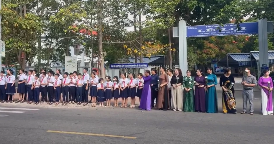 Xúc động hình ảnh hàng trăm học sinh tiễn biệt thầy giáo qua đời vì bạo bệnh Xúc động hình ảnh hàng trăm học sinh tiễn biệt thầy giáo qua đời vì bạo bệnh