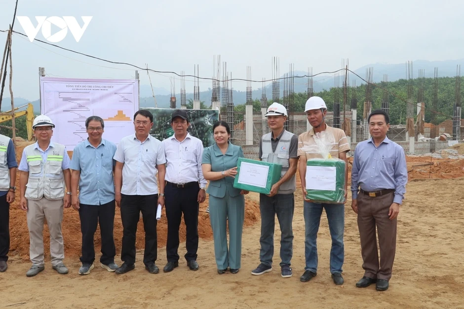 Xuyên lễ xây dựng trường nơi biên giới Quảng Ngãi Xuyên lễ xây dựng trường nơi biên giới Quảng Ngãi