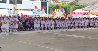 Yêu cầu chấn chỉnh việc thi nghi thức Đội sau clip bước đều kiểu "cà thọt"