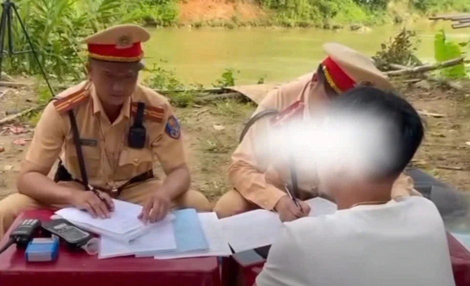 "Dính cồn" kịch khung, nam tài xế ô tô còn chạy quá tốc độ "Dính cồn" kịch khung, nam tài xế ô tô còn chạy quá tốc độ