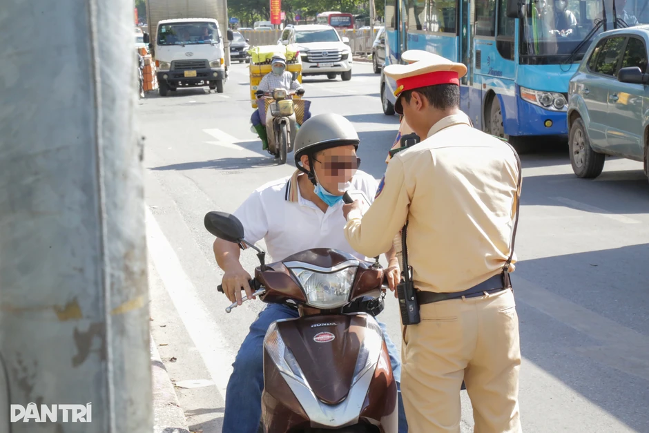 "Dính" cồn kịch khung, người đàn ông tự nhận mình nghiện rượu "Dính" cồn kịch khung, người đàn ông tự nhận mình nghiện rượu