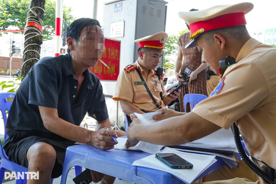 "Dính" cồn kịch khung, người đàn ông tự nhận mình nghiện rượu "Dính" cồn kịch khung, người đàn ông tự nhận mình nghiện rượu