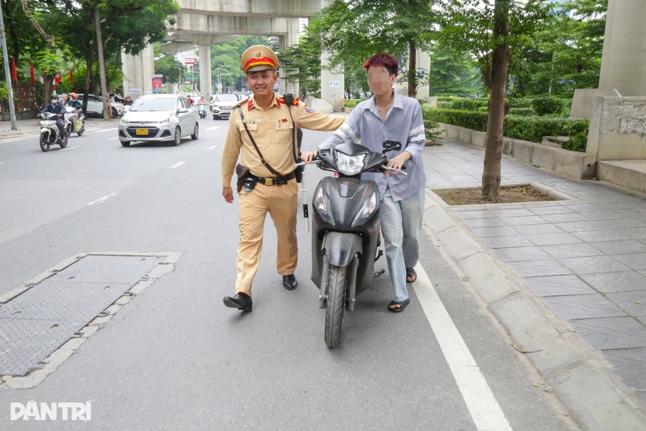 "Quái xế" đầu trần, bỏ chạy ngược chiều đường ở Hà Nội bị CSGT xử lý "Quái xế" đầu trần, bỏ chạy ngược chiều đường ở Hà Nội bị CSGT xử lý