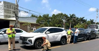 3 vụ tai nạn liên hoàn xảy ra trong 10 phút ở Đắk Lắk, 12 ô tô bị hư hỏng