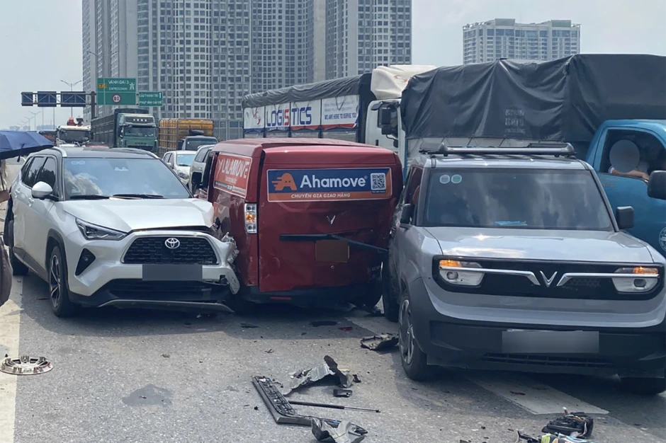 4 ô tô tông liên hoàn tại Vành đai 3 trên cao Hà Nội 4 ô tô tông liên hoàn tại Vành đai 3 trên cao Hà Nội