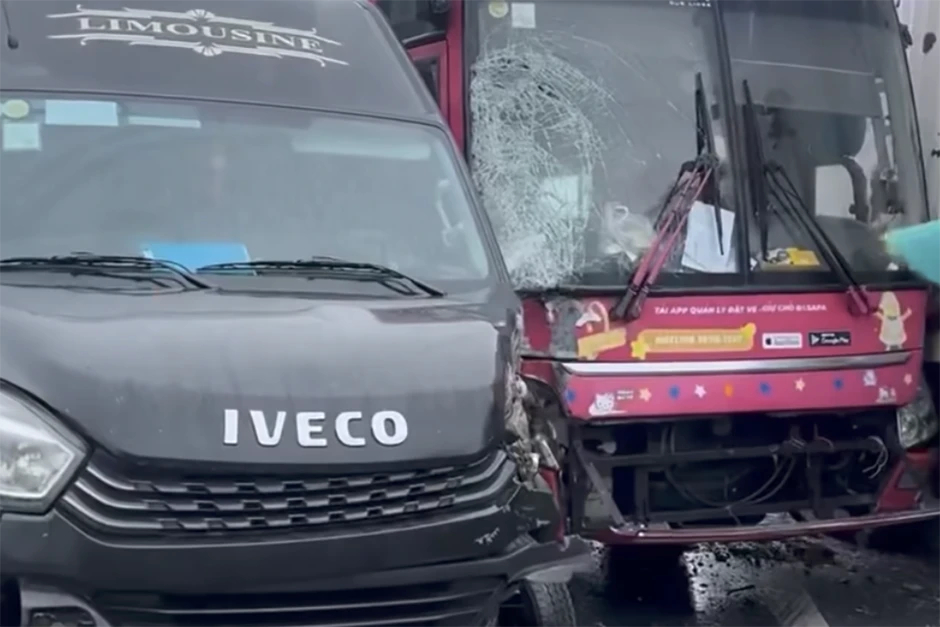 4 ô tô tông liên hoàn trên cao tốc Nội Bài - Lào Cai 4 ô tô tông liên hoàn trên cao tốc Nội Bài - Lào Cai