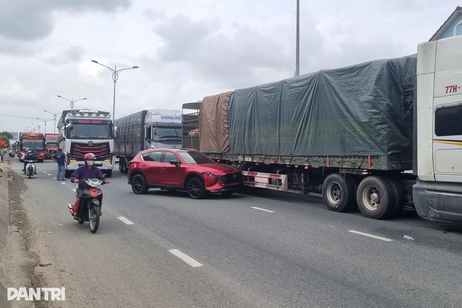 4 ô tô va chạm liên hoàn trên quốc lộ 1A 4 ô tô va chạm liên hoàn trên quốc lộ 1A