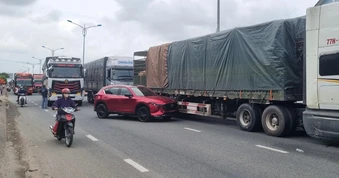 4 ô tô va chạm liên hoàn trên quốc lộ 1A