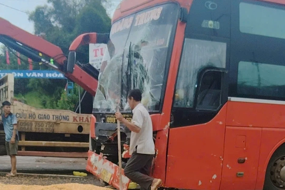 5 ô tô bị hư hỏng sau tai nạn liên hoàn trong đêm ở Lâm Đồng 5 ô tô bị hư hỏng sau tai nạn liên hoàn trong đêm ở Lâm Đồng