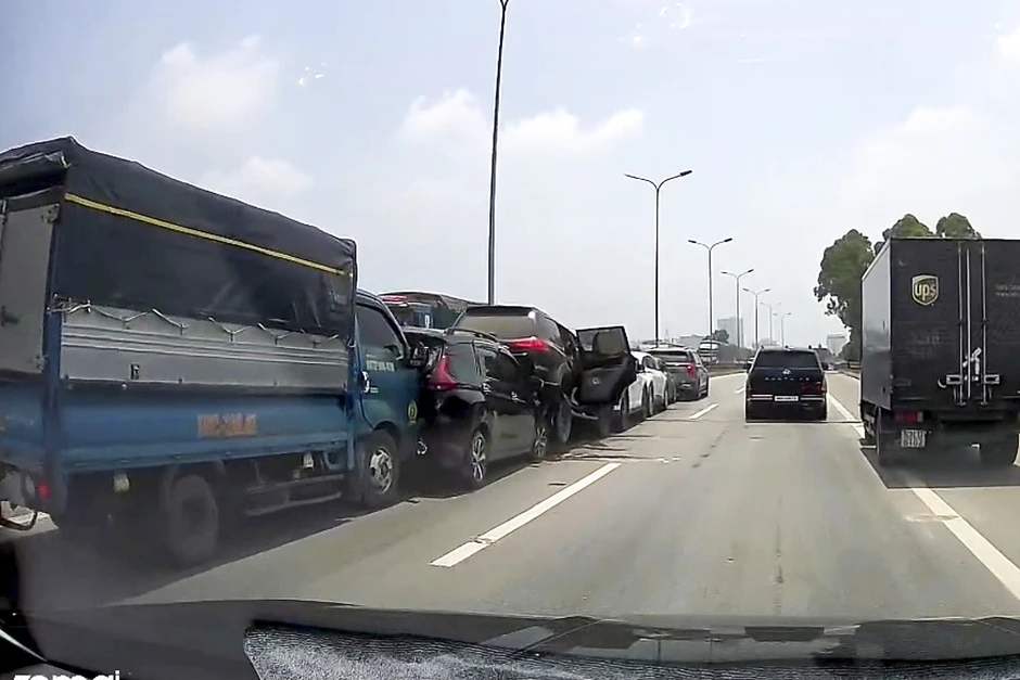 7 ô tô va chạm liên hoàn trên Quốc lộ 18, 2 xe biến dạng 7 ô tô va chạm liên hoàn trên Quốc lộ 18, 2 xe biến dạng