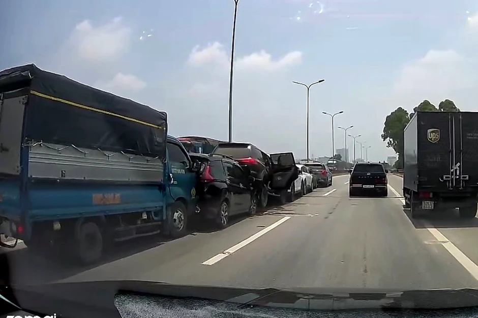 7 ô tô va chạm liên hoàn trên quốc lộ 18 qua Bắc Ninh 7 ô tô va chạm liên hoàn trên quốc lộ 18 qua Bắc Ninh