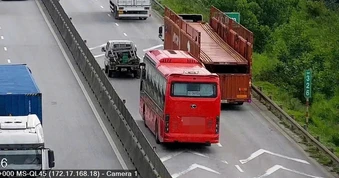 9 tài xế xe khách bị phạt vì không giữ khoảng cách an toàn trên cao tốc