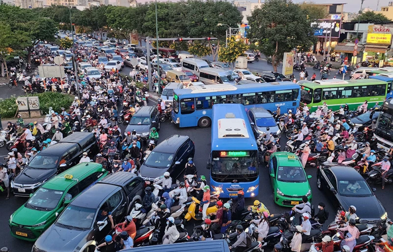 Bài 1: Phương tiện đông, hạ tầng chưa tương xứng Bài 1: Phương tiện đông, hạ tầng chưa tương xứng