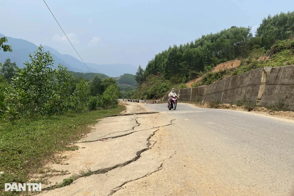 Bạt quả núi có nhiều vết nứt toác để “giải cứu” tuyến đường huyết mạch Bạt quả núi có nhiều vết nứt toác để “giải cứu” tuyến đường huyết mạch